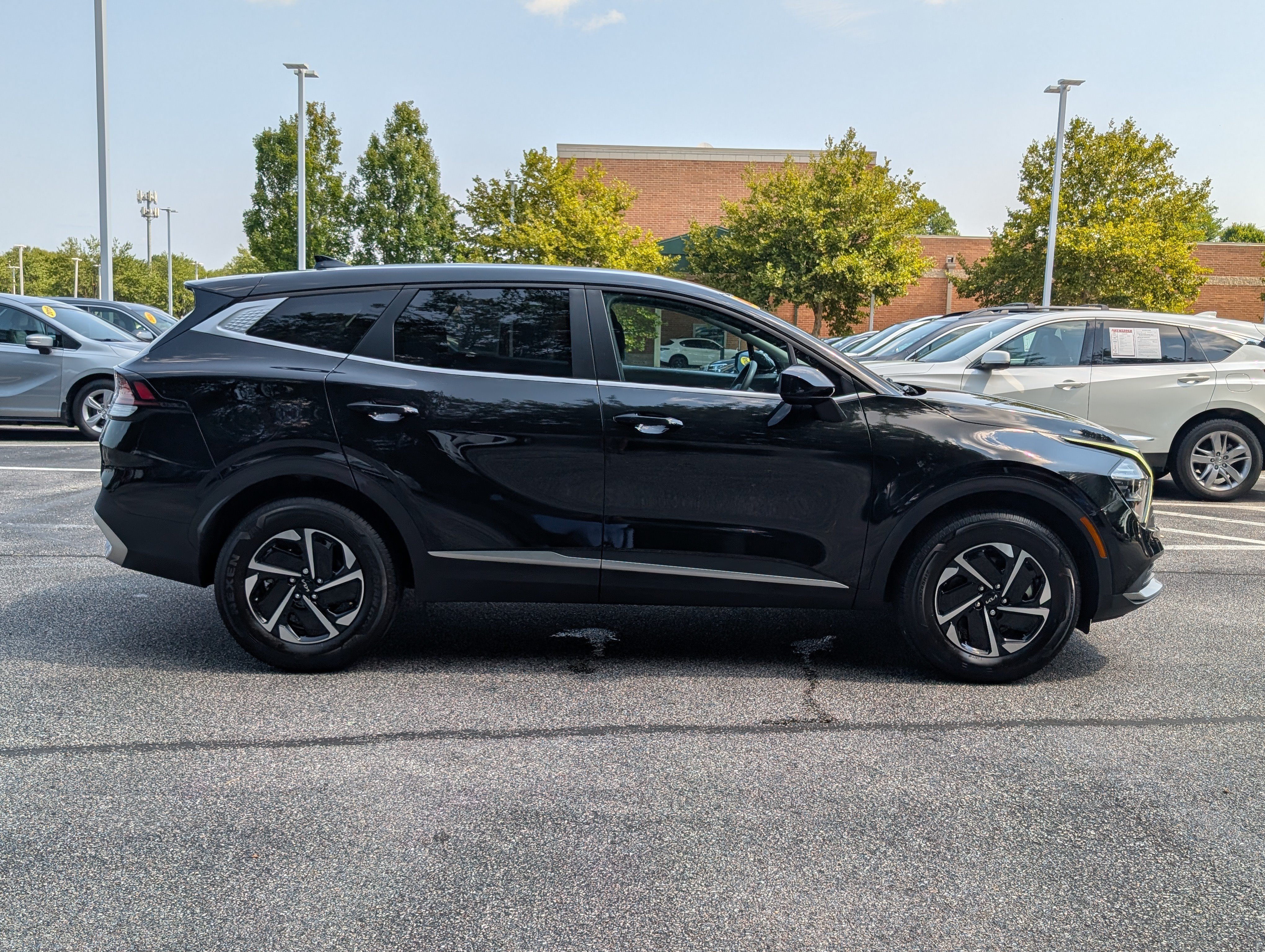 Used 2023 Kia Sportage LX AWD/4WD image 2