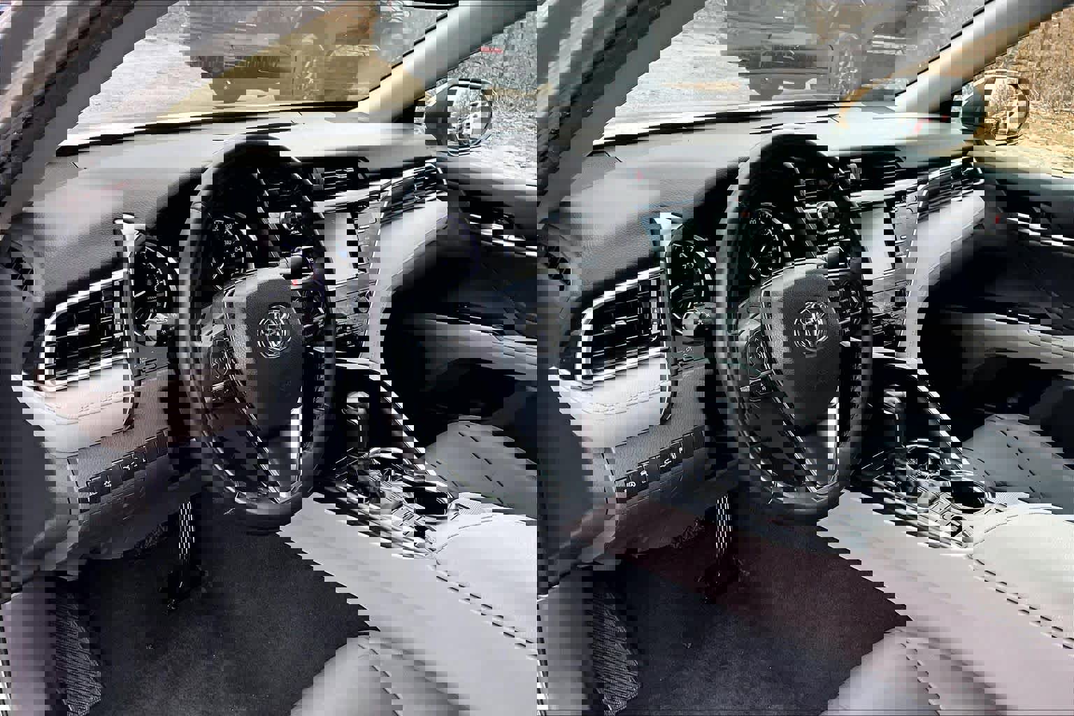 Used 2018 Toyota Camry XLE image 16