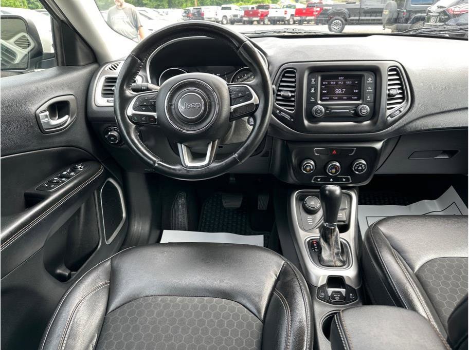 Used 2018 Jeep Compass Latitude w/ Cold Weather Group image 10