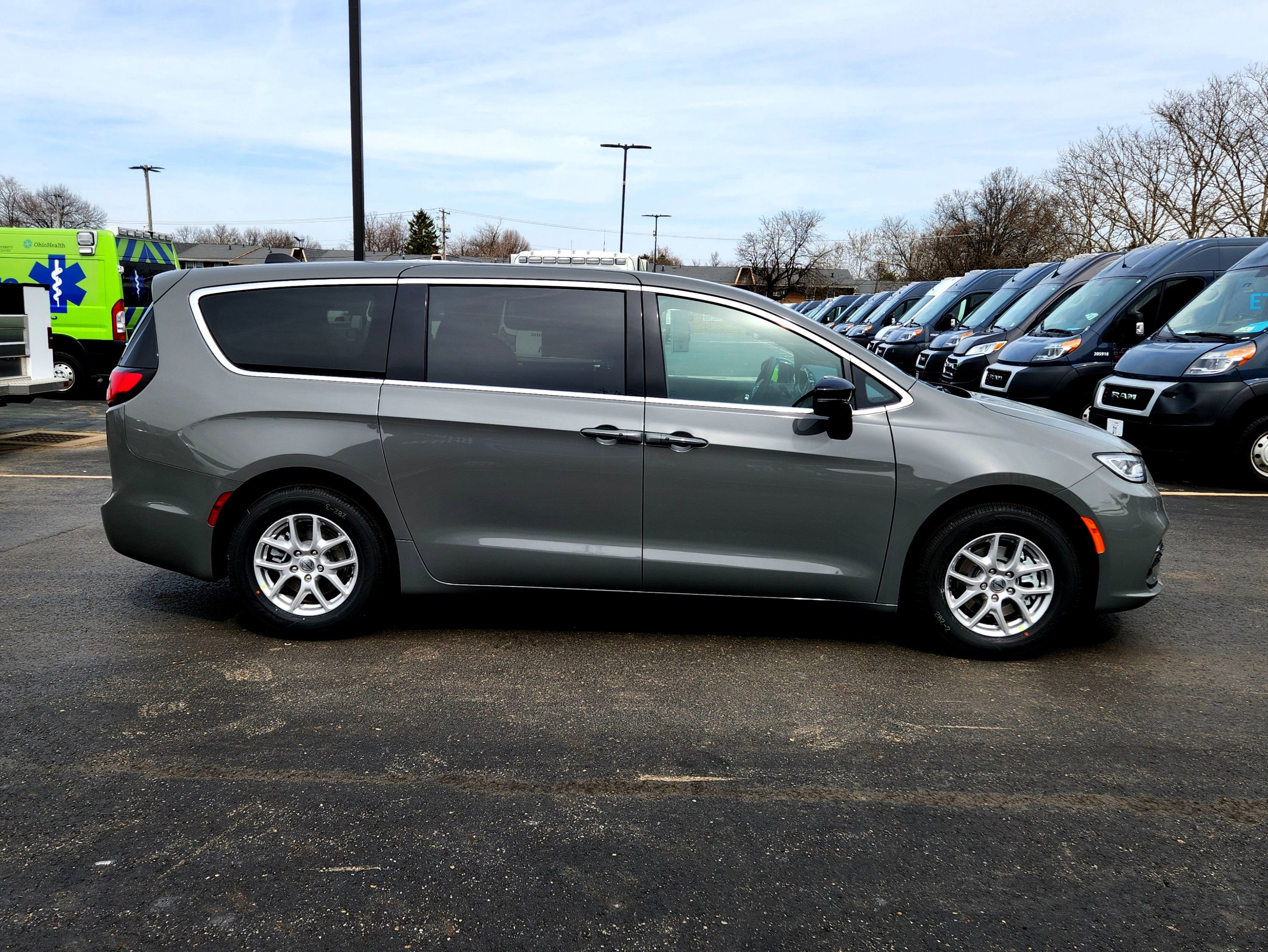 New 2025 Chrysler Pacifica Select image 10