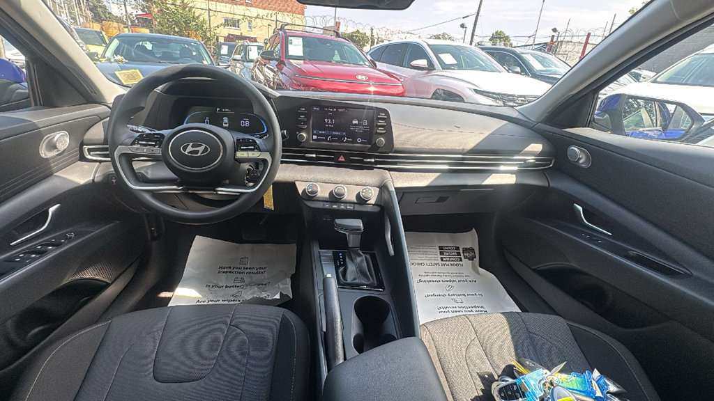 Used 2025 Hyundai Elantra SE FWD image 30