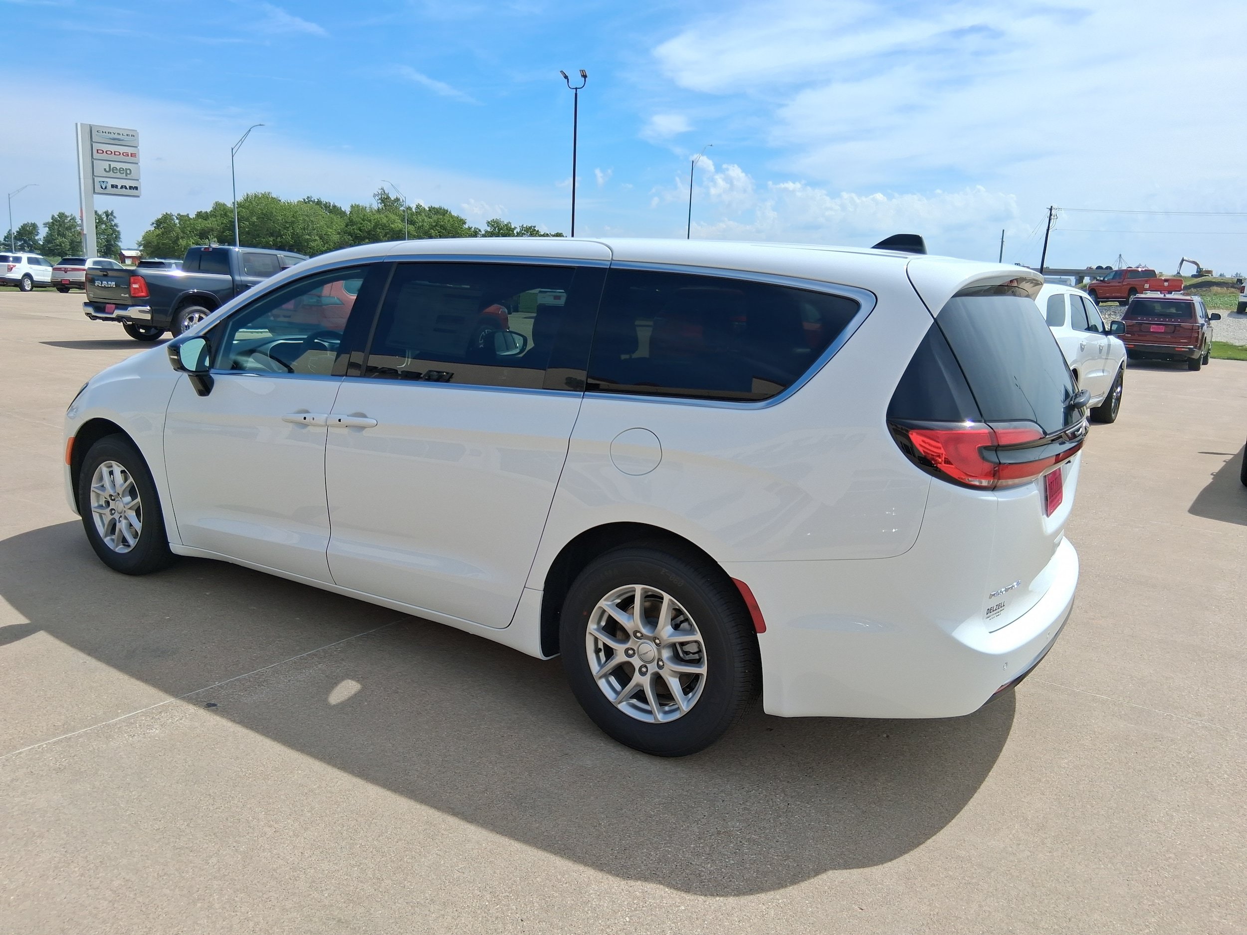 New 2027 Chrysler Pacifica Select FWD image 6