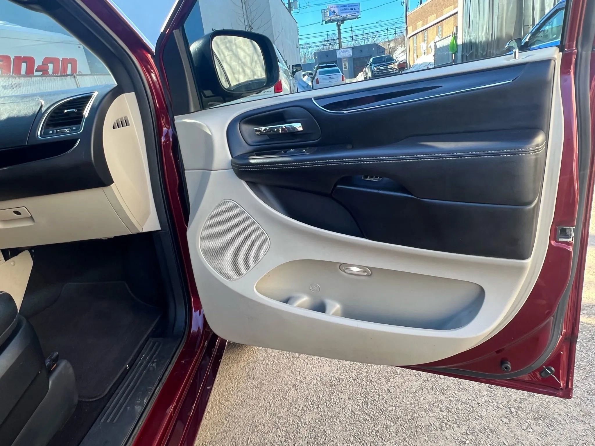 Used 2019 Dodge Grand Caravan SXT image 30