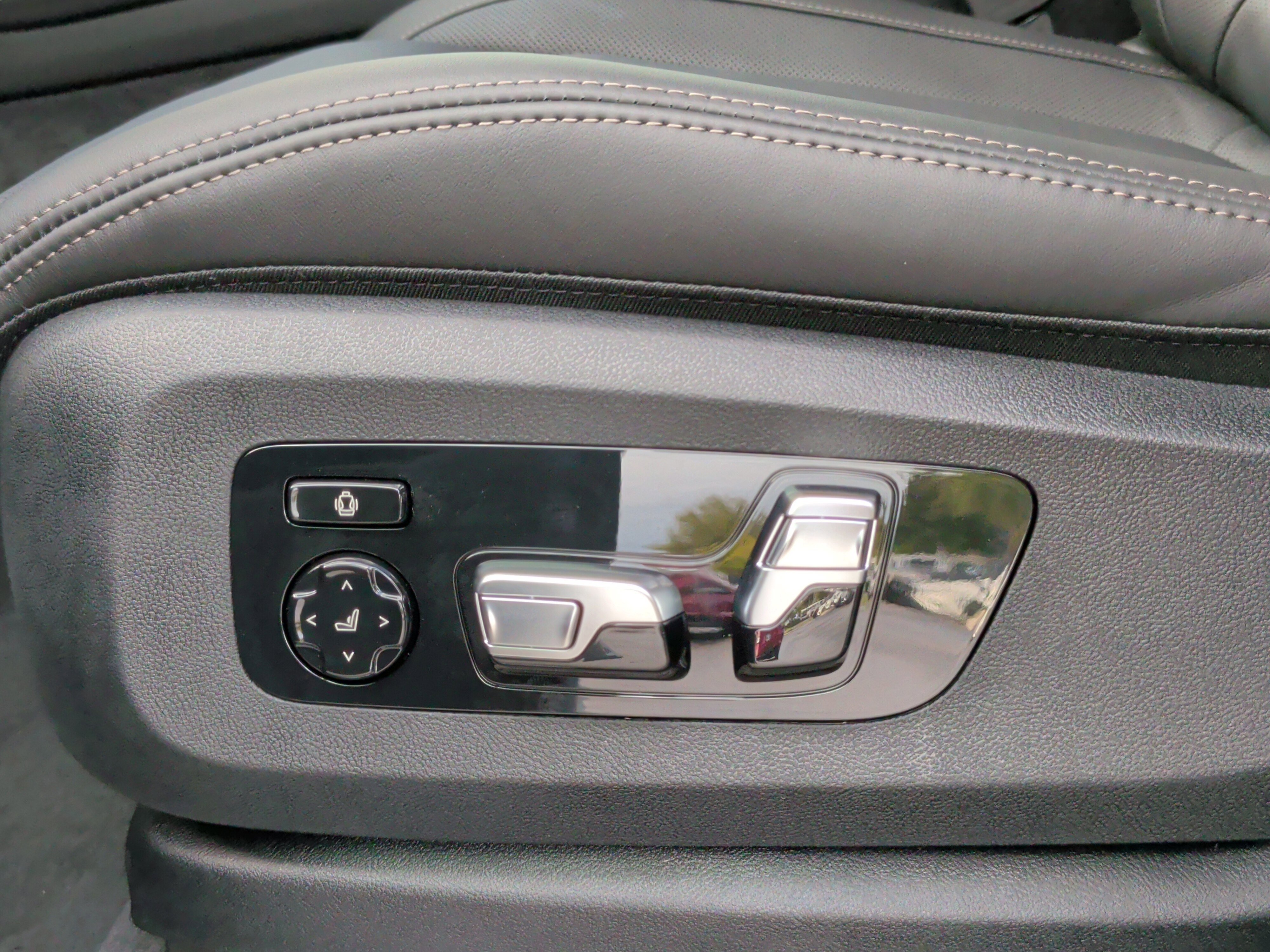 Certified 2026 BMW X7 xDrive40i w/ Executive Package image 28