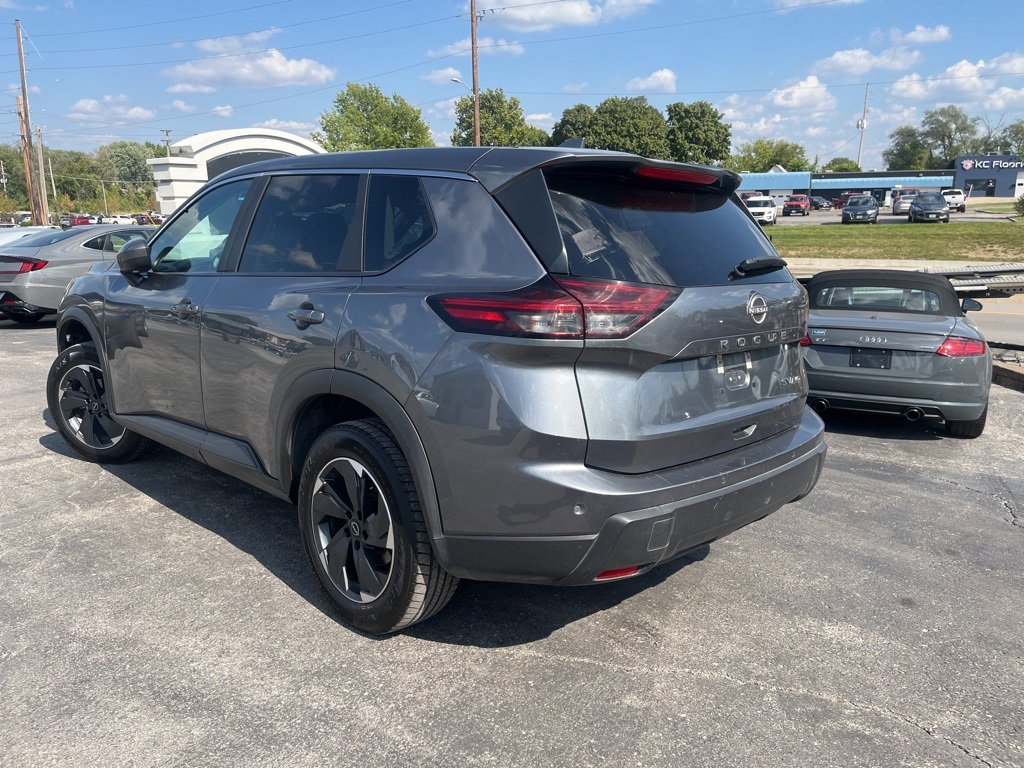 Used 2024 Nissan Rogue SV image 4