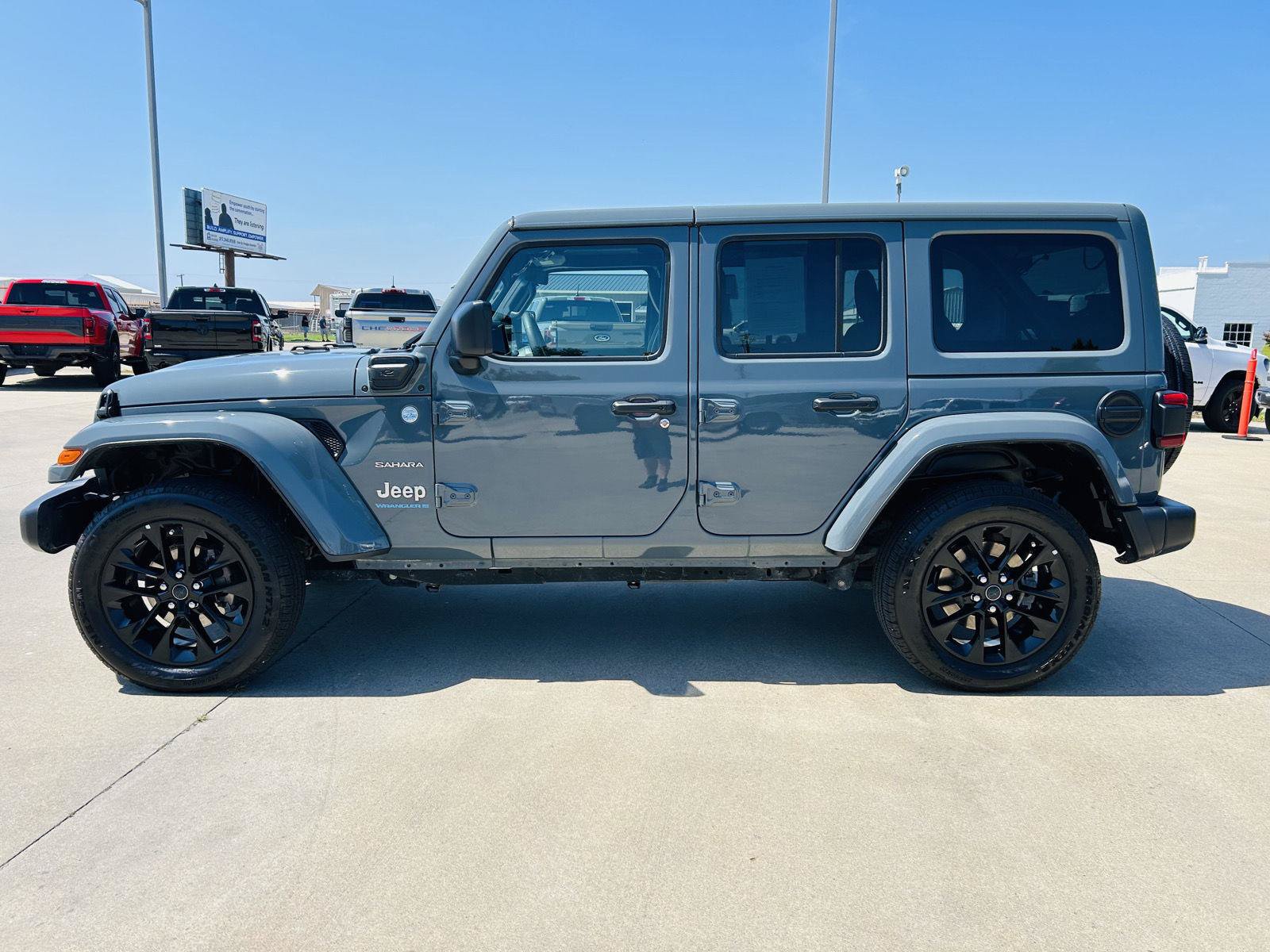Used 2024 Jeep Wrangler Unlimited Sahara w/ Safety Group AWD/4WD image 32