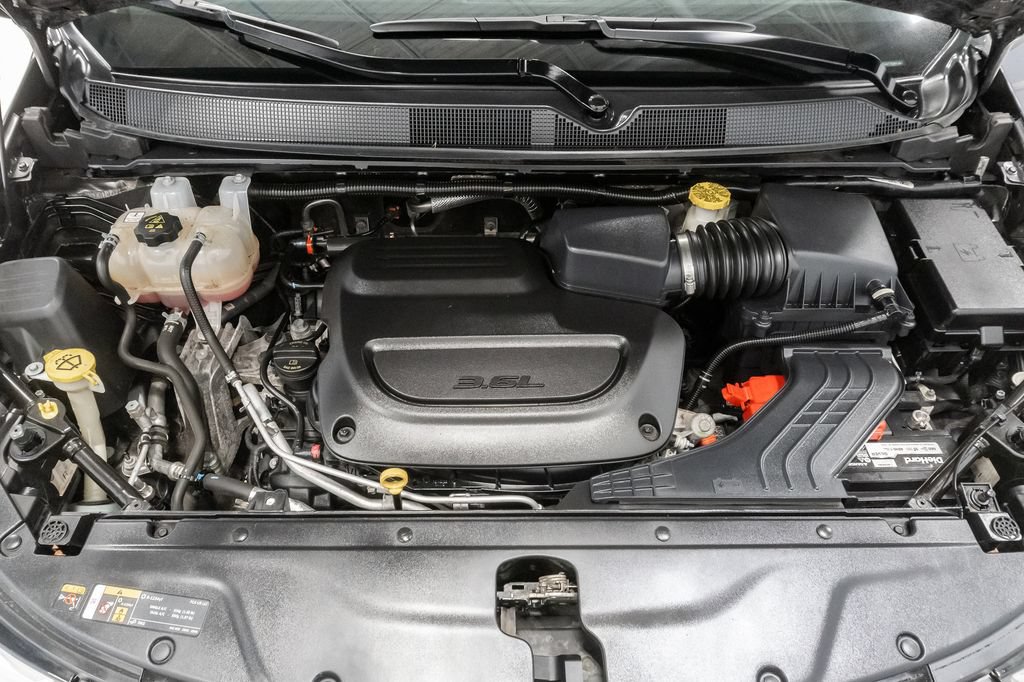 Used 2023 Chrysler Pacifica Touring-L FWD image 3