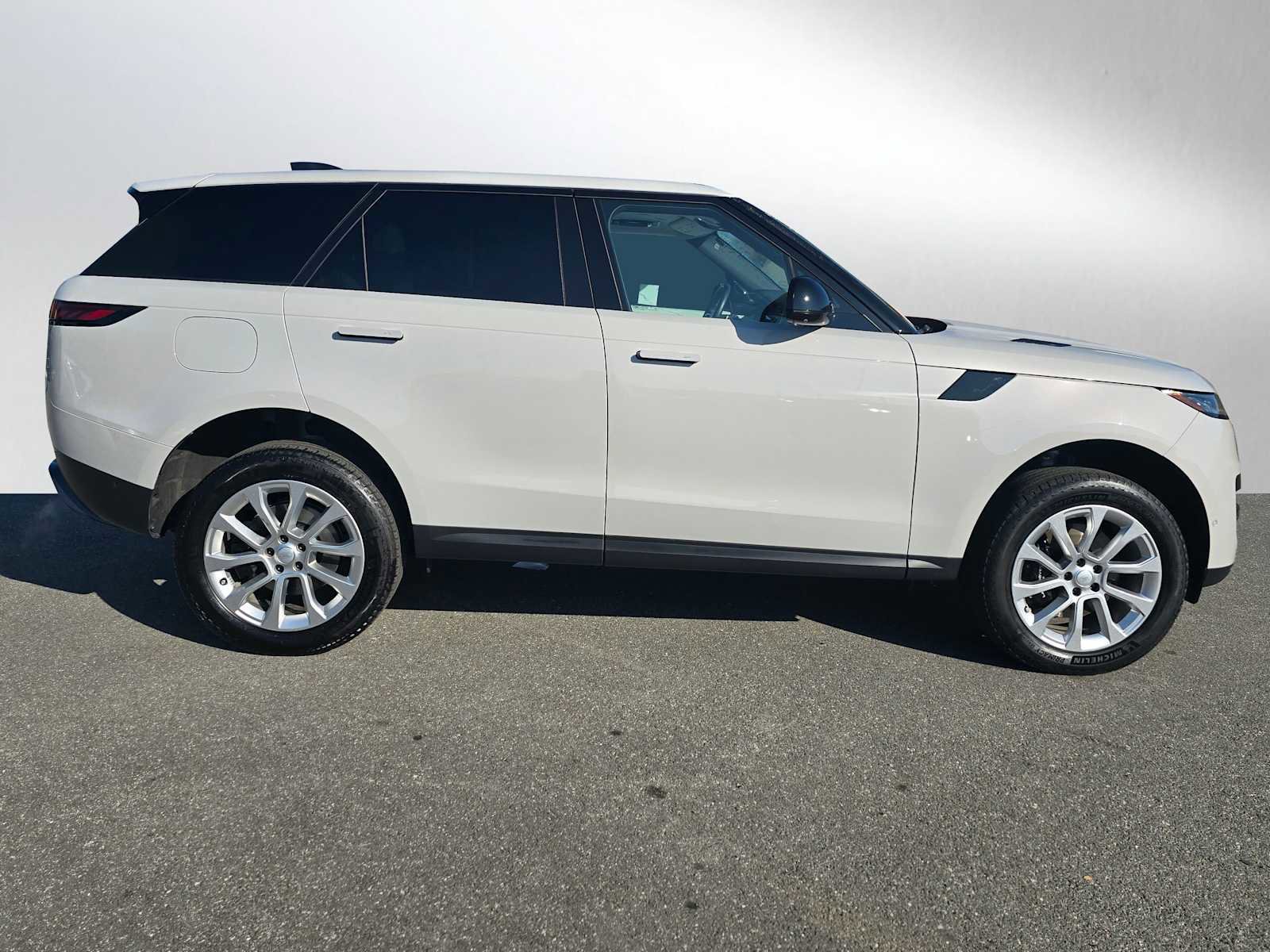 Used 2024 Land Rover Range Rover Sport SE image 2