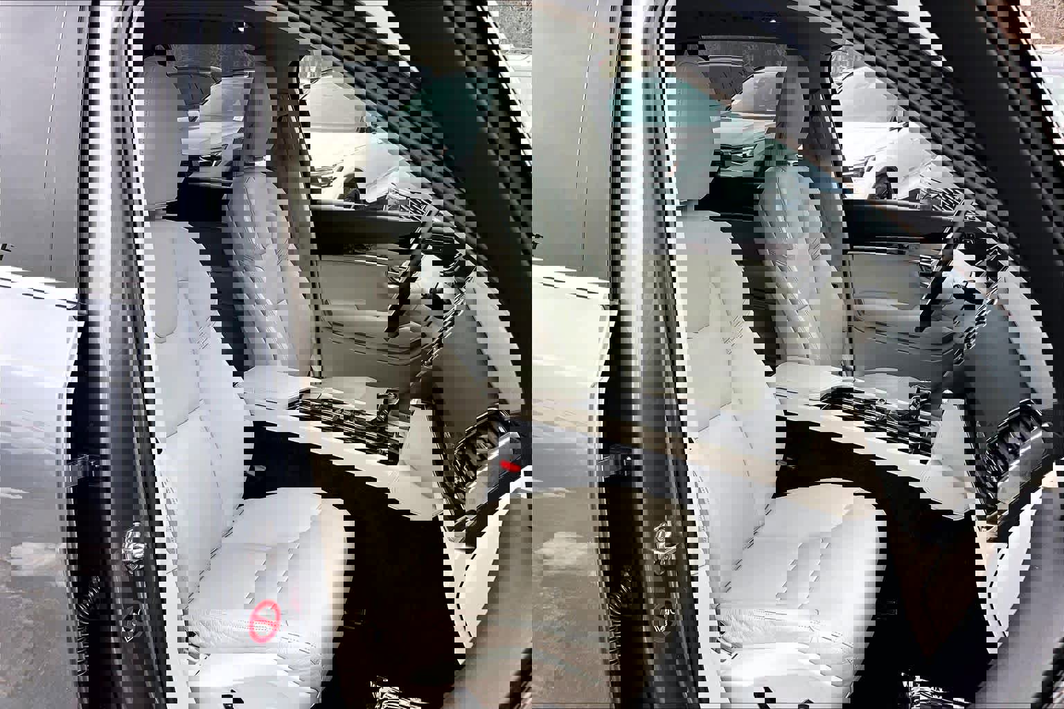 Used 2017 Volvo XC90 T6 Momentum w/ Vision Package image 8