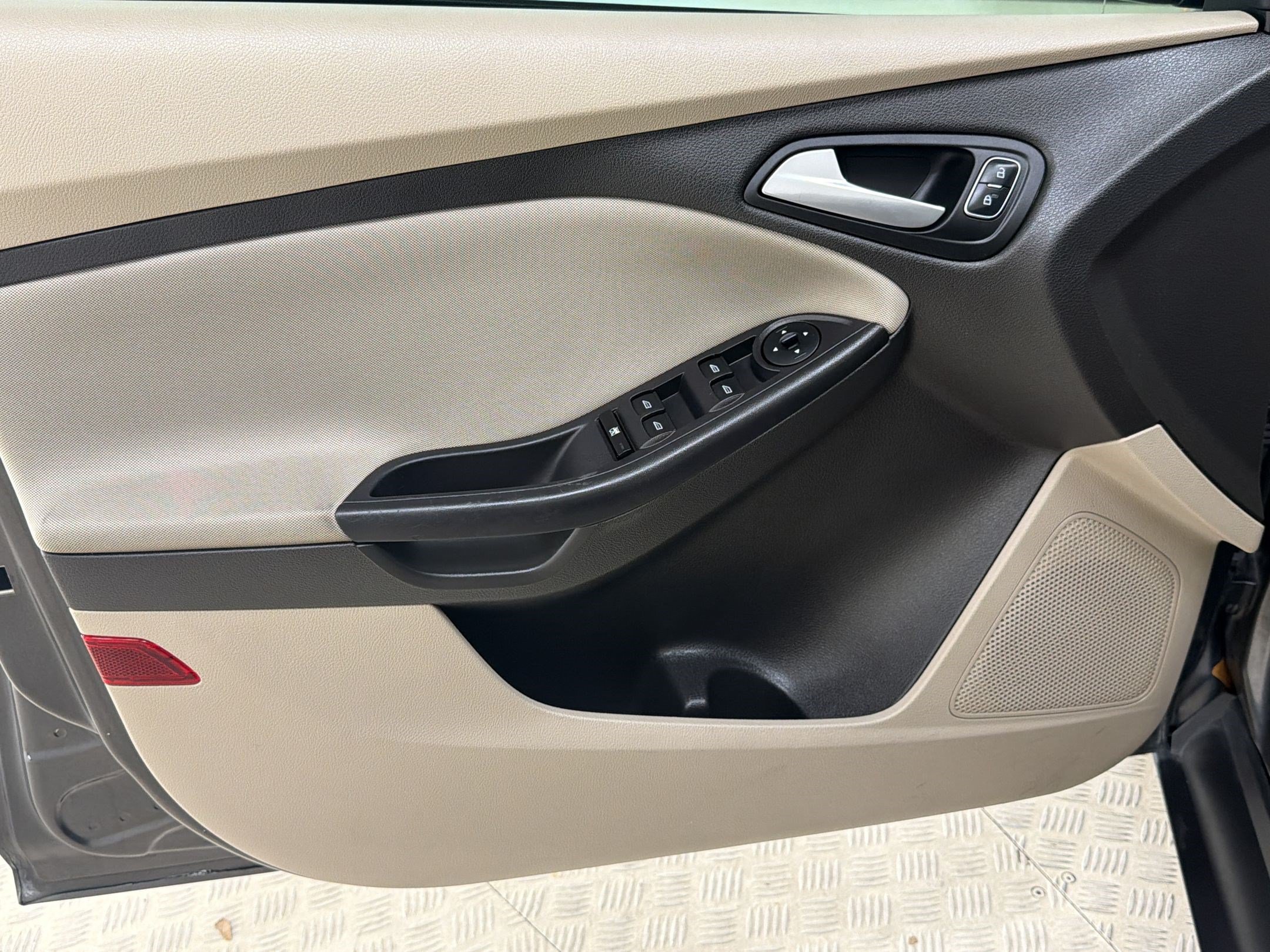 Used 2015 Ford Focus SE FWD image 13