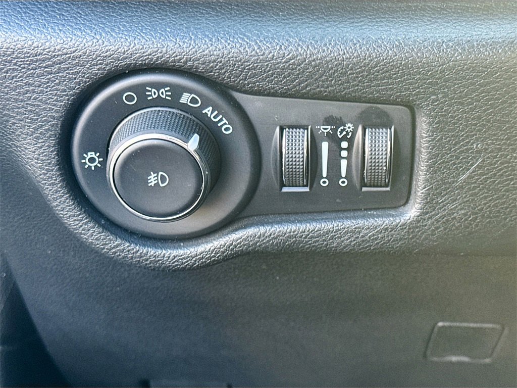 Used 2023 Chrysler Pacifica Limited w/ Uconnect Theater Family Group image 11