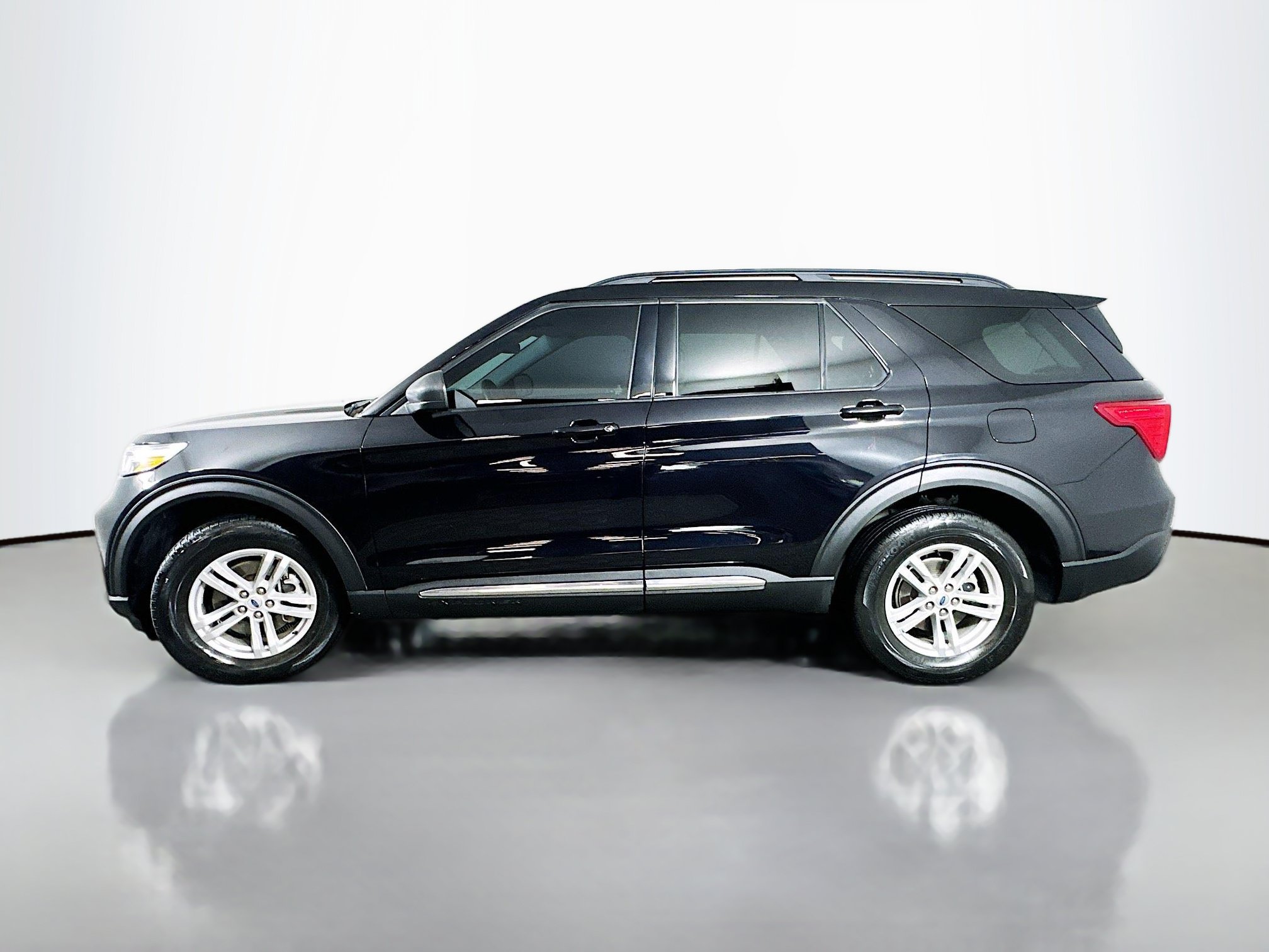 Used 2023 Ford Explorer XLT AWD/4WD image 4