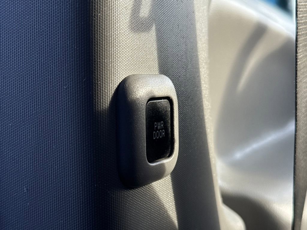 Used 2018 Toyota Sienna LE image 42