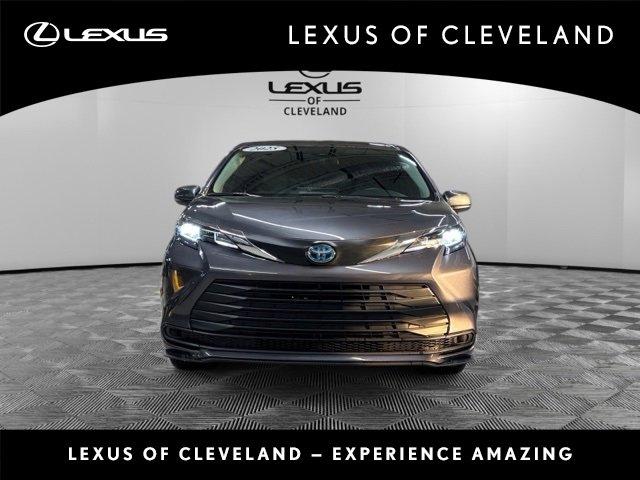 Used 2025 Toyota Sienna LE image 1