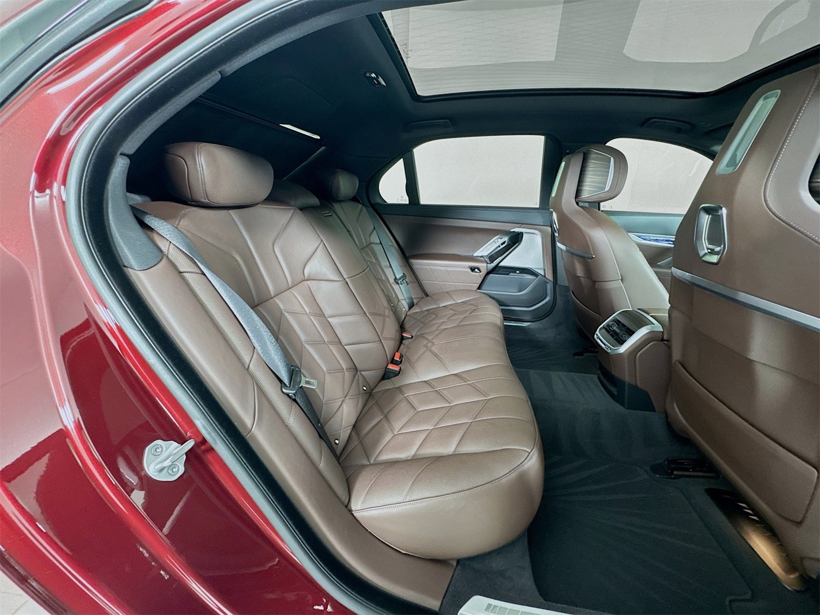 Used 2025 BMW 760i xDrive w/ Executive Package image 27