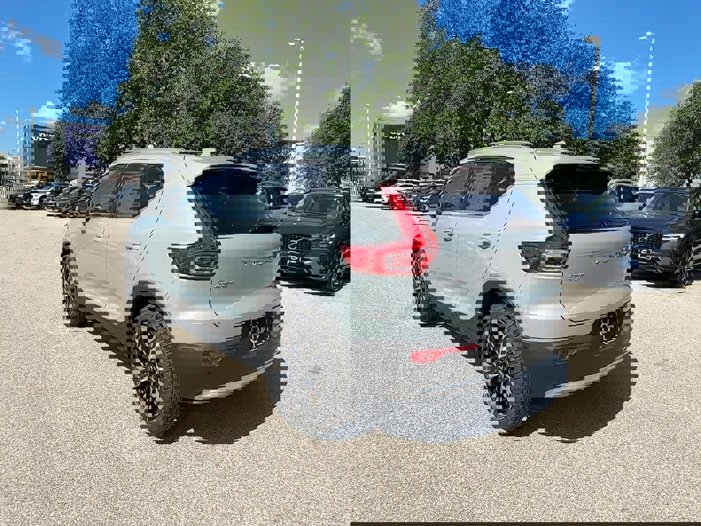 New 2025 Volvo XC40 B5 Ultra w/ Protection Package image 6