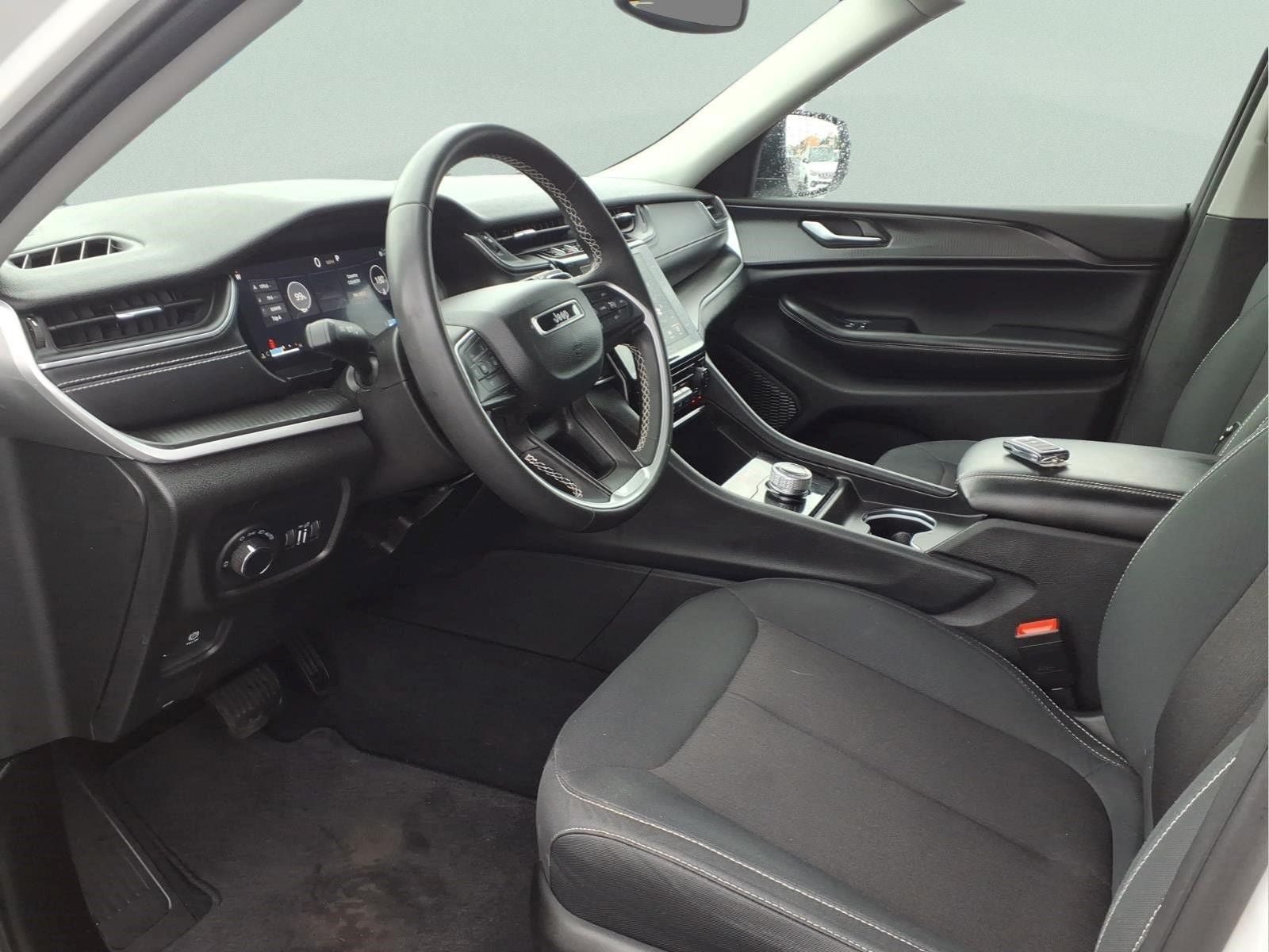 Used 2023 Jeep Grand Cherokee Laredo AWD/4WD image 23