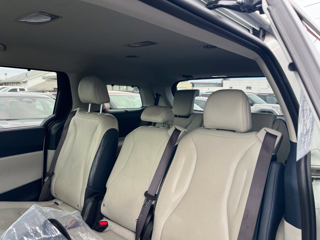 Certified 2025 Kia Carnival EX FWD image 11