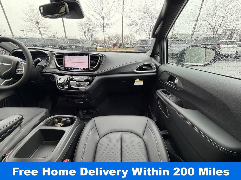 Used 2026 Chrysler Pacifica Select image 19