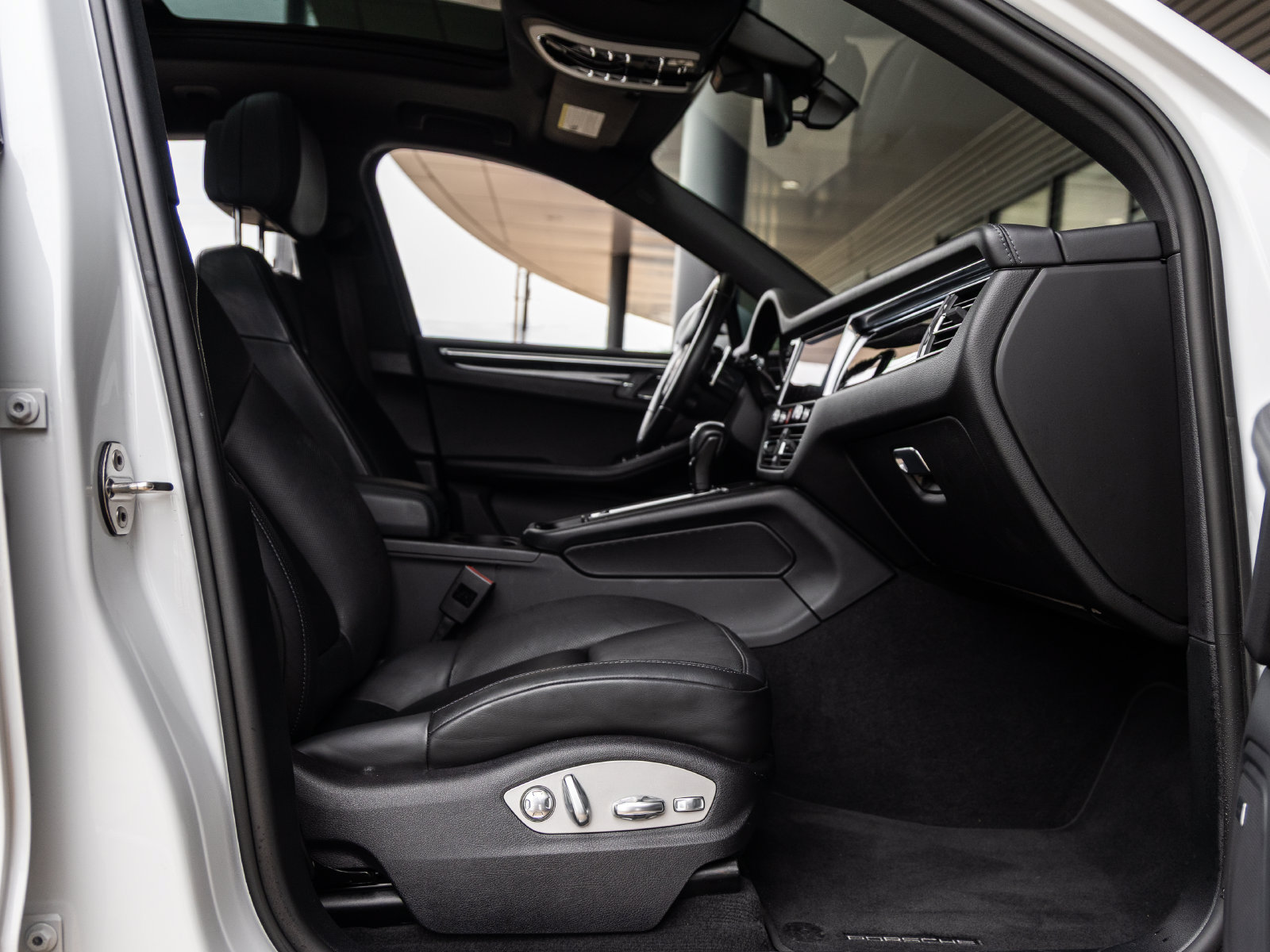 Certified 2022 Porsche Macan S AWD/4WD image 37