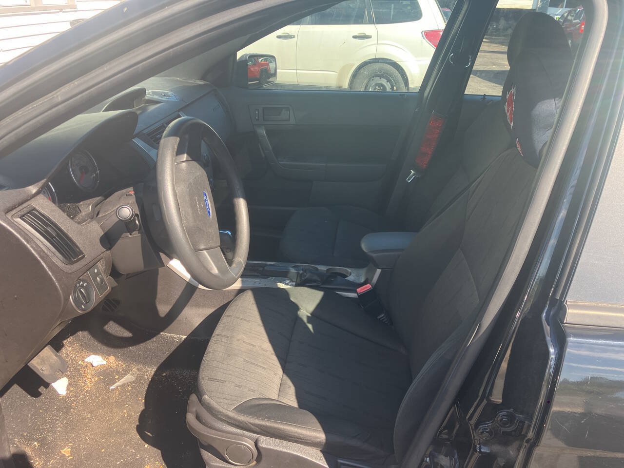 Used 2010 Ford Focus SE FWD image 4