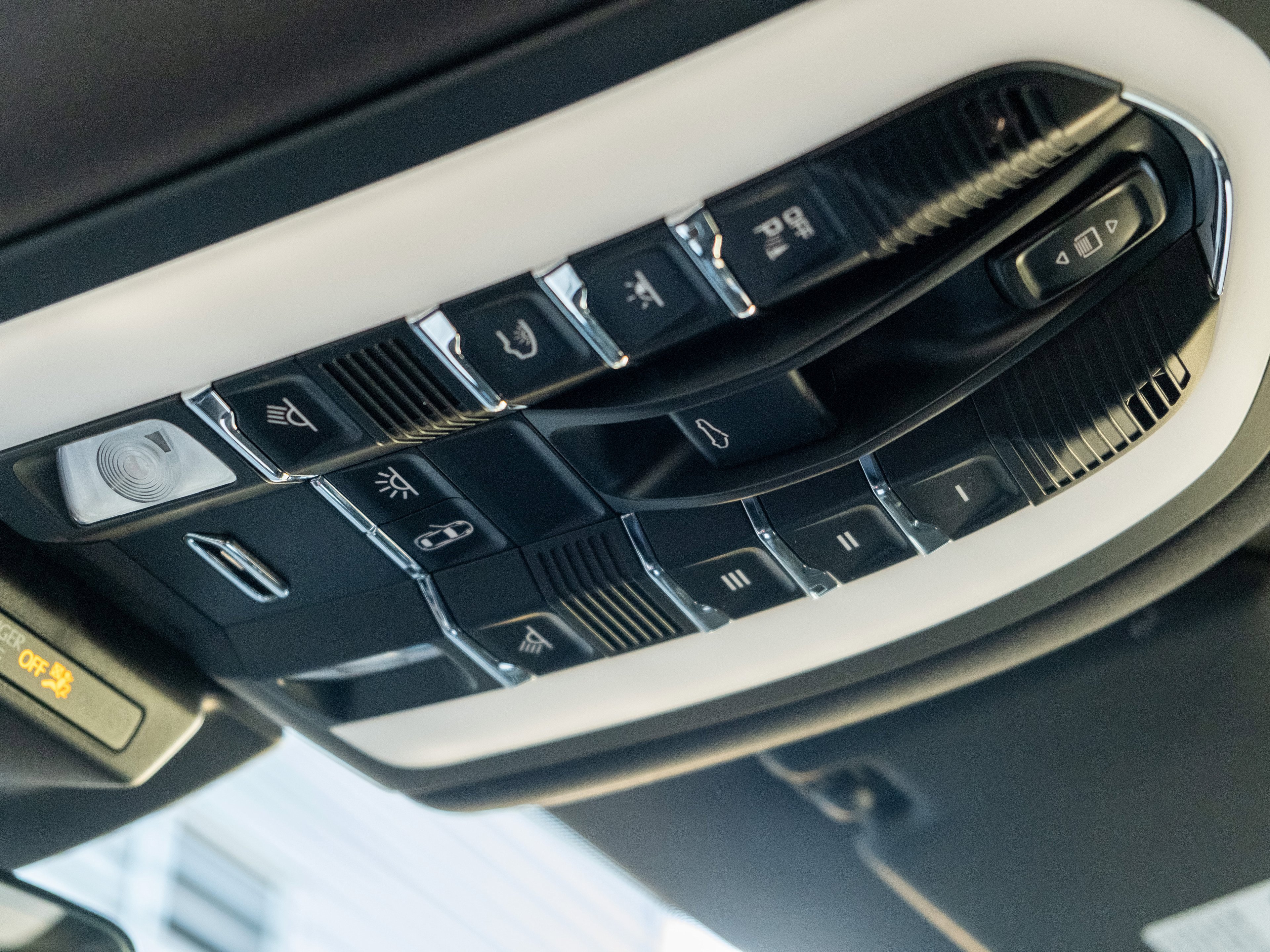 Certified 2025 Porsche Macan image 30