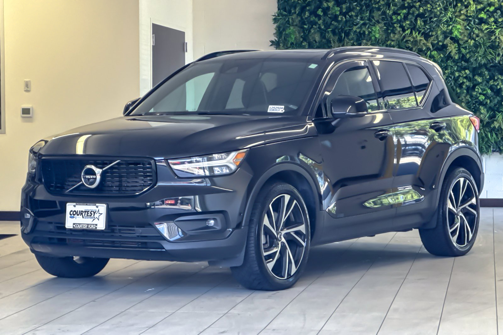 Used 2022 Volvo XC40 T5 R-Design w/ Advanced Package AWD/4WD image 8