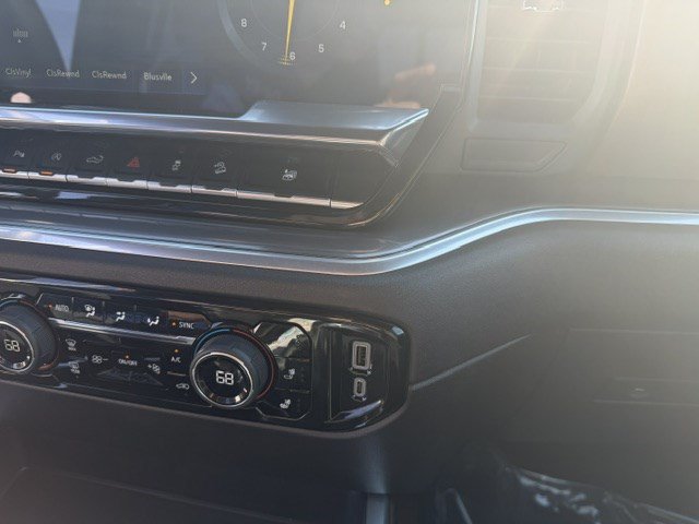 Used 2026 Chevrolet Silverado 1500 High Country w/ Technology Package AWD/4WD image 31