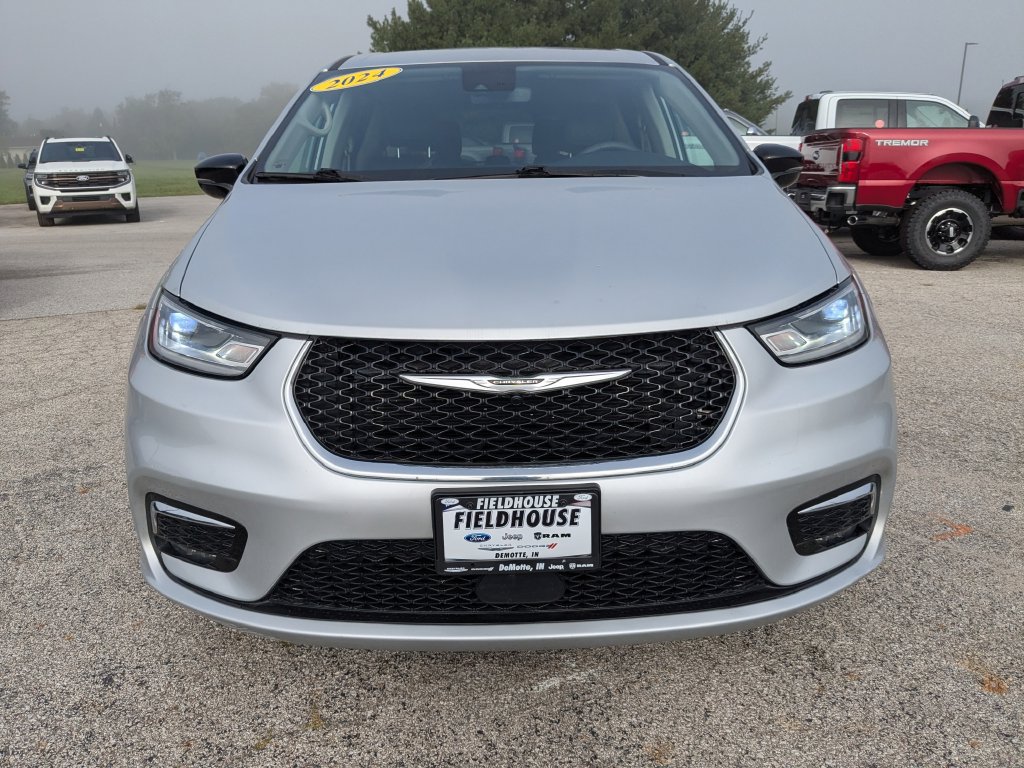 Used 2024 Chrysler Pacifica Touring-L FWD image 2