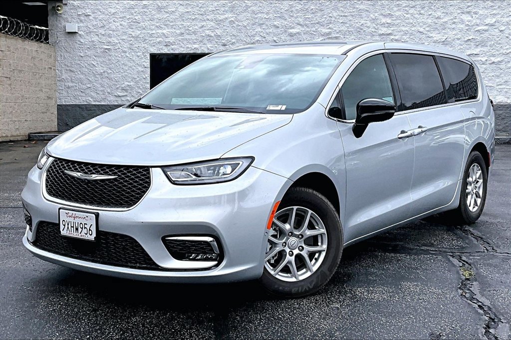 Certified 2026 Chrysler Pacifica Select FWD image 2