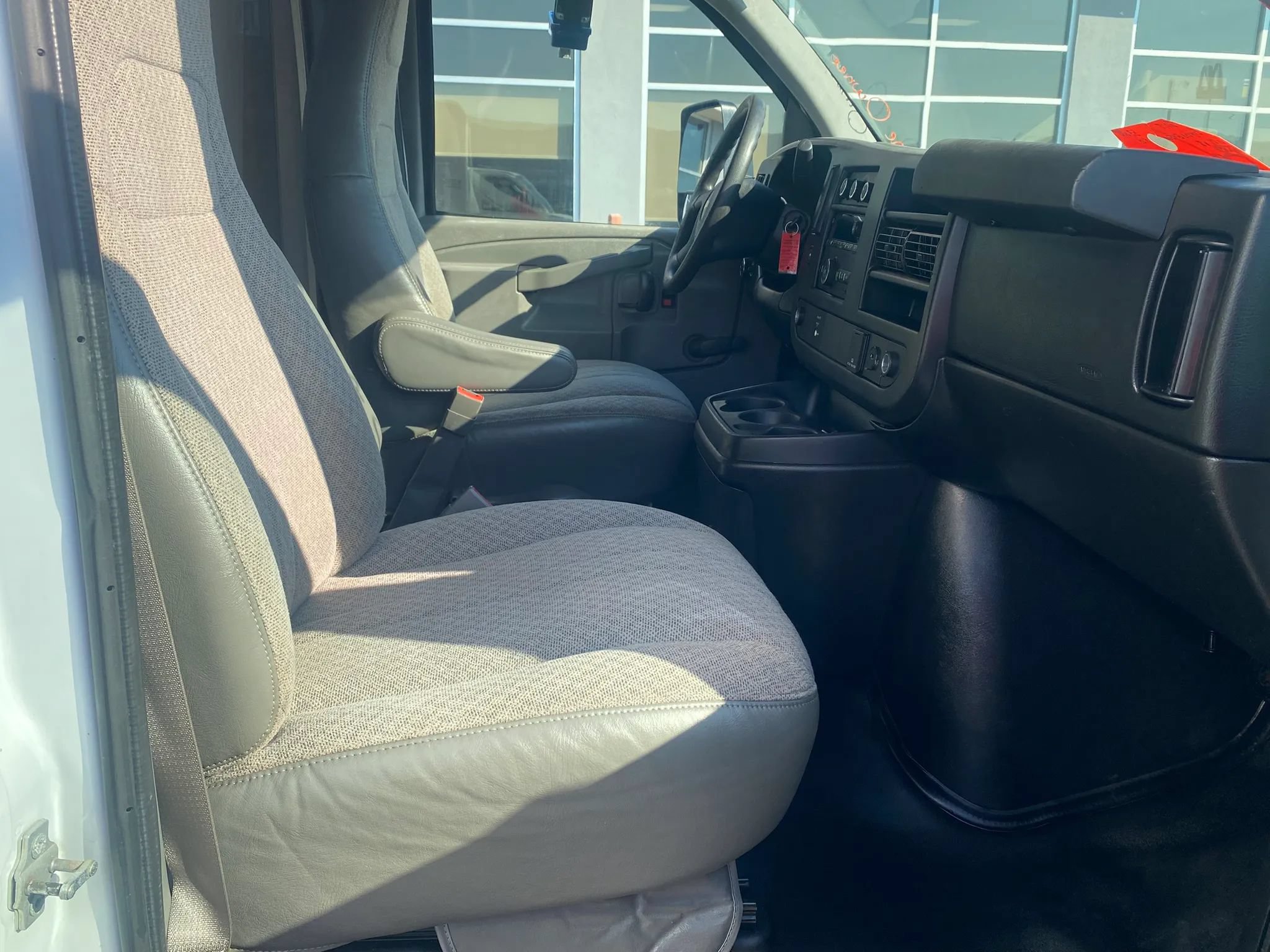 Used 2017 Chevrolet Express 4500 Extended RWD image 18