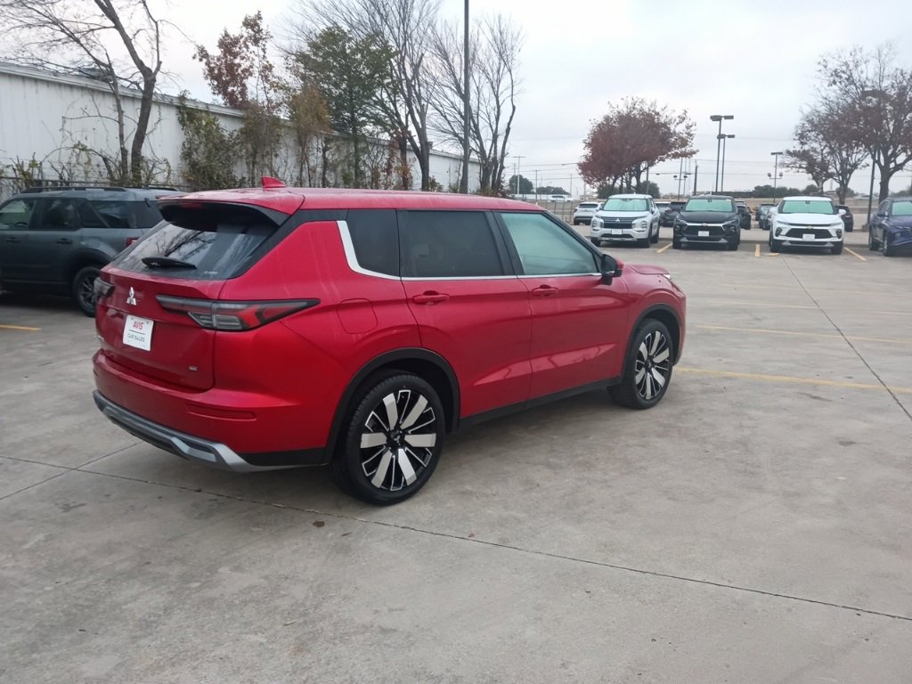 Used 2025 Mitsubishi Outlander SE image 9