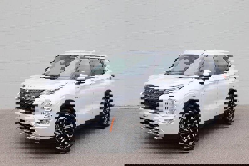 Used 2025 Mitsubishi Outlander SE image 17