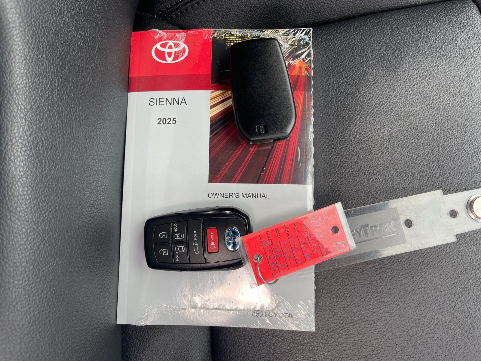 Used 2025 Toyota Sienna XSE w/ XSE Plus Package image 9