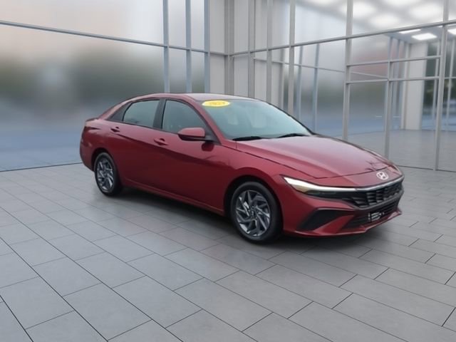 Used 2024 Hyundai Elantra SEL image 2