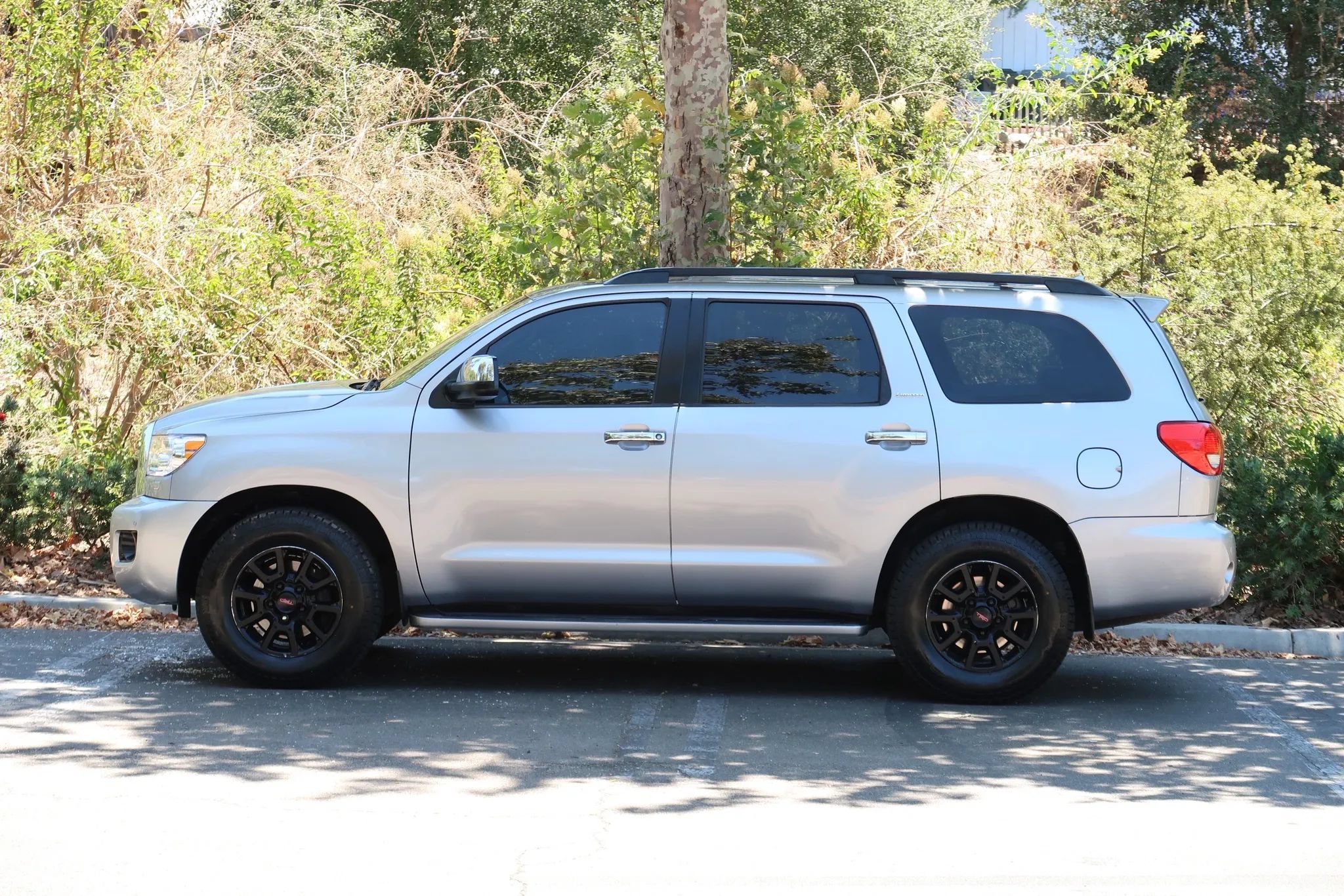 Used 2010 Toyota Sequoia Limited RWD image 4