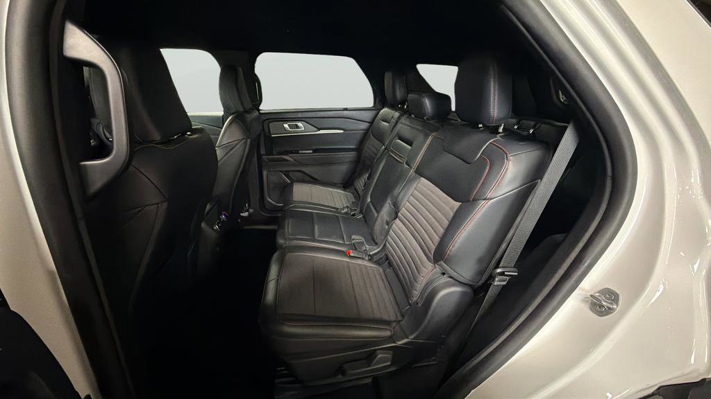 Used 2025 Ford Explorer ST-Line w/ ST-Line Street Pack image 32