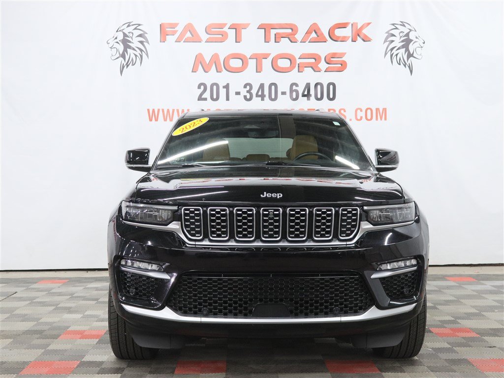 Used 2023 Jeep Grand Cherokee Summit w/ Luxury Tech Group V AWD/4WD image 2