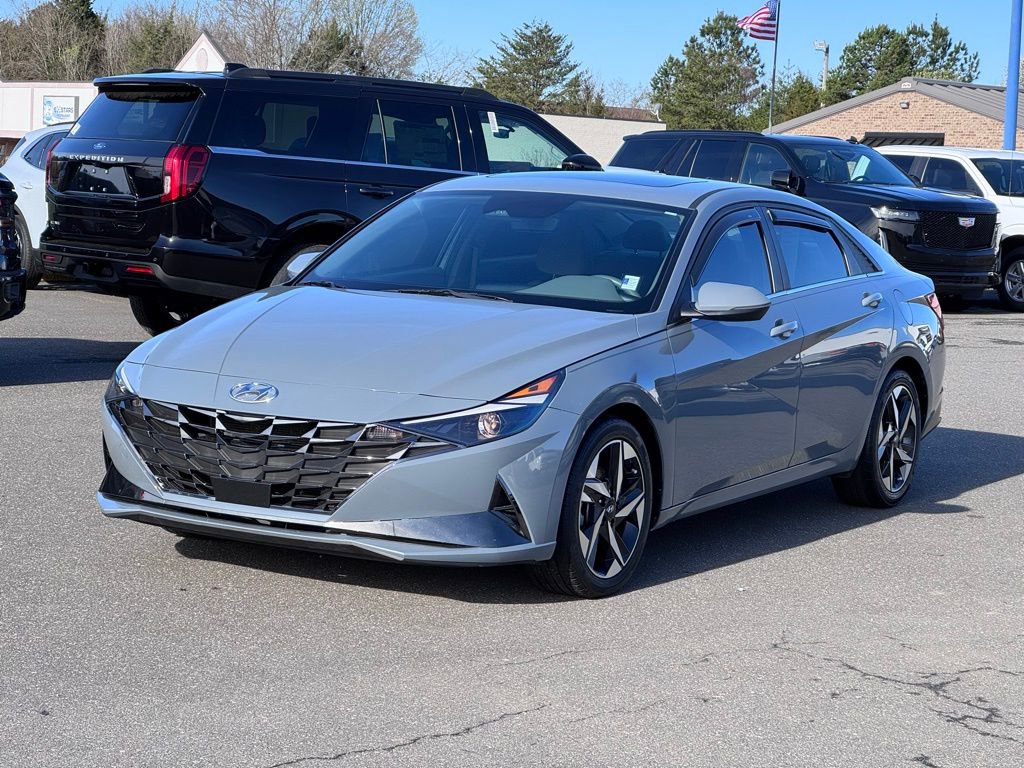 Used 2022 Hyundai Elantra SEL w/ Convenience + Premium Package image 2