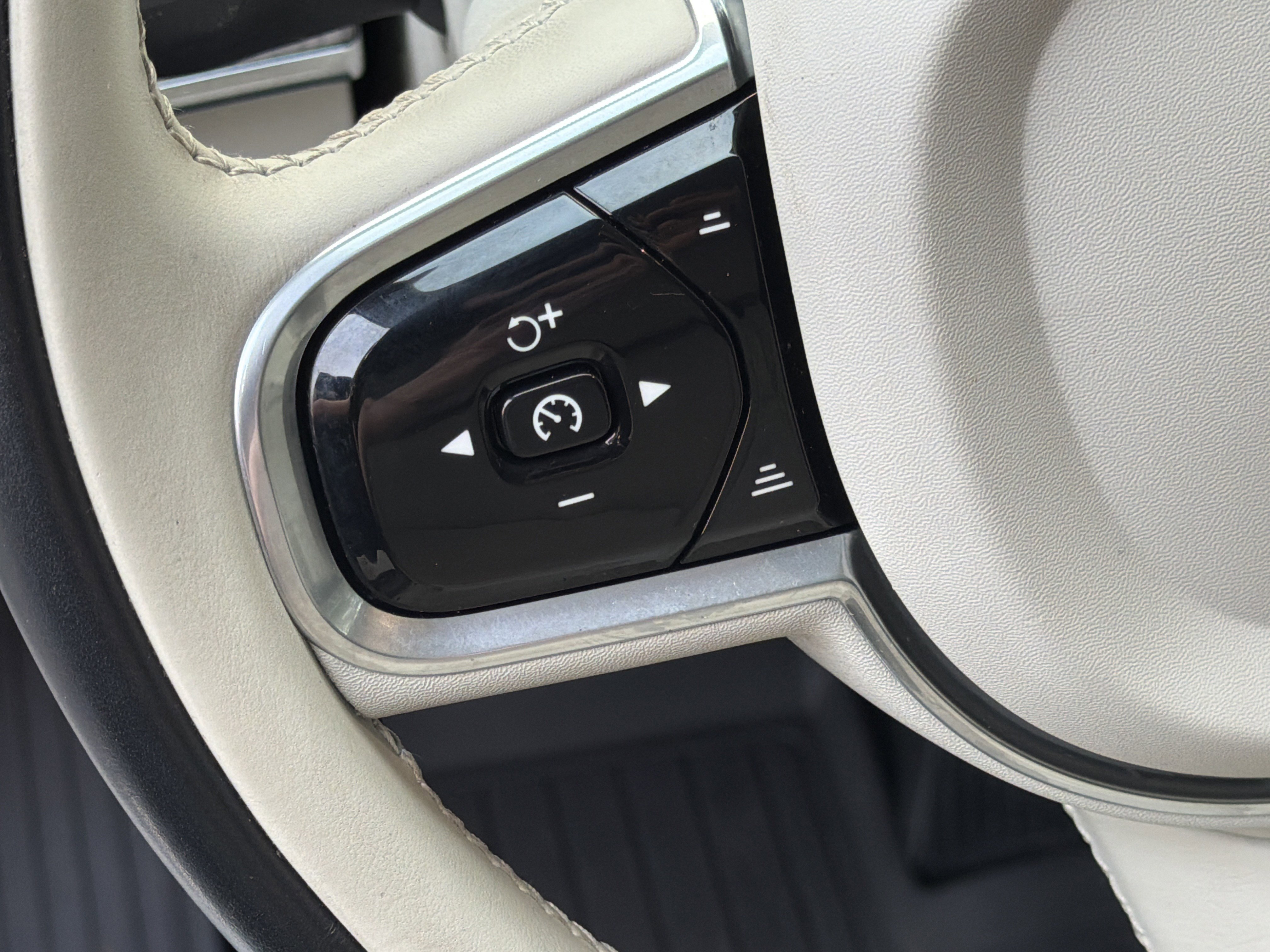 Certified 2023 Volvo XC90 B6 Core w/ Protection Package Premier image 19