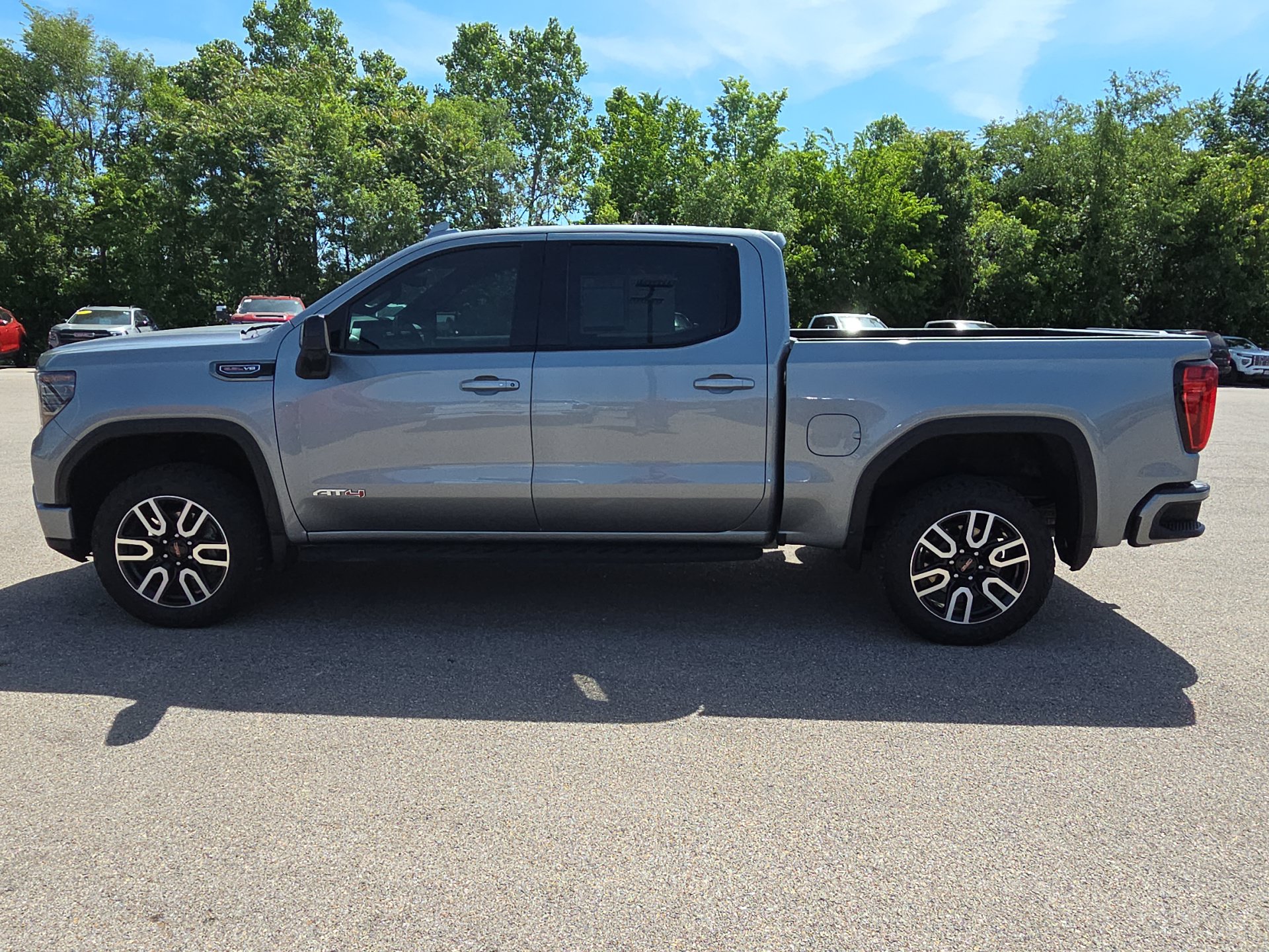 Used 2024 GMC Sierra 1500 AT4 w/ Technology Package AWD/4WD image 5