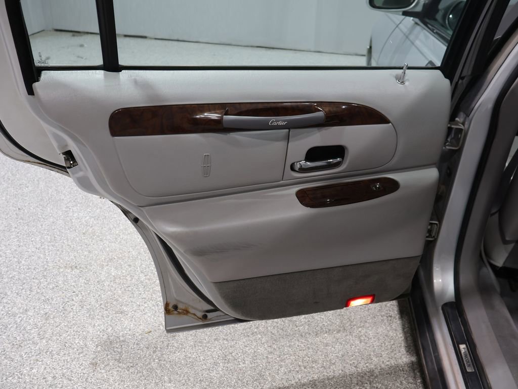 Used 2000 Lincoln Town Car Cartier image 19