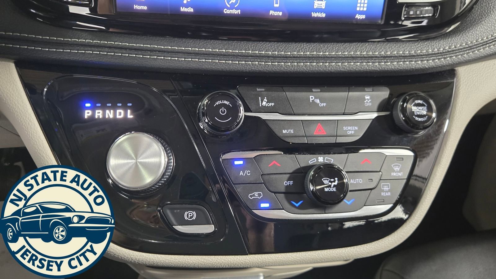 Used 2023 Chrysler Pacifica Touring-L FWD image 15