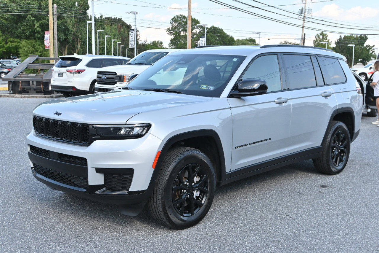 Used 2024 Jeep Grand Cherokee L Laredo image 7