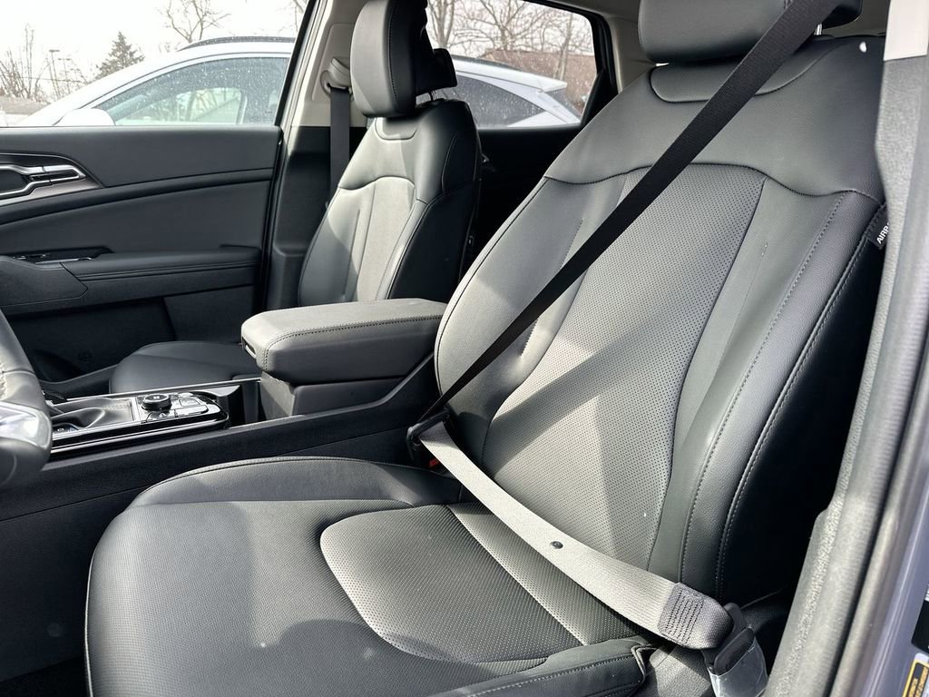 Used 2025 Kia Sportage EX image 29