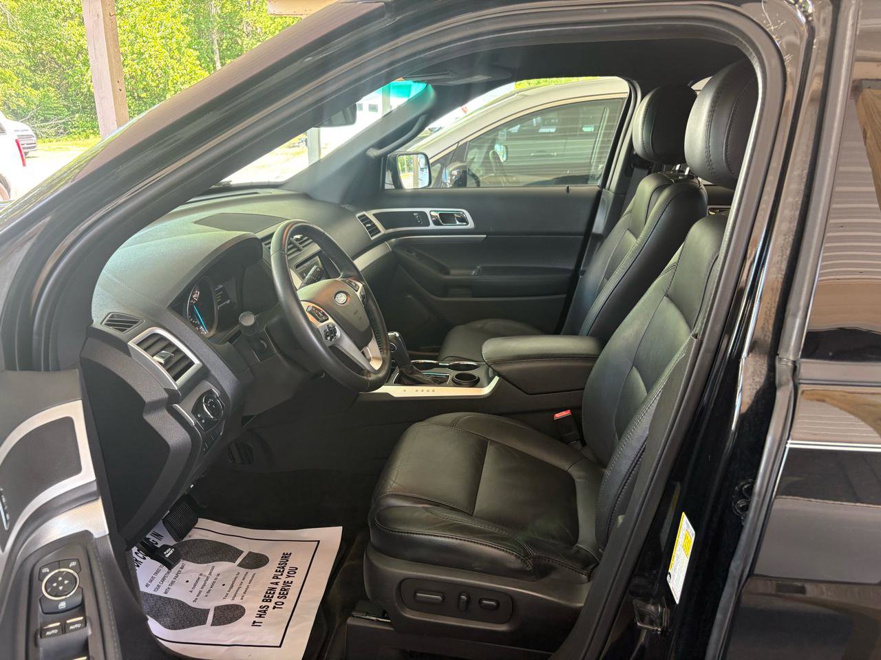 Used 2015 Ford Explorer XLT w/ Equipment Group 202B FWD image 9