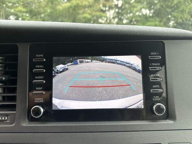 Used 2020 Toyota Sienna L FWD image 18