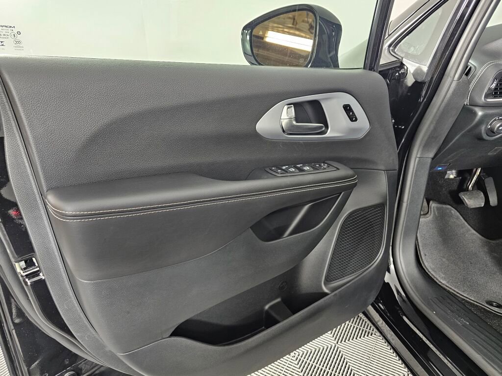 New 2026 Chrysler Pacifica Limited w/ S Appearance Package image 20