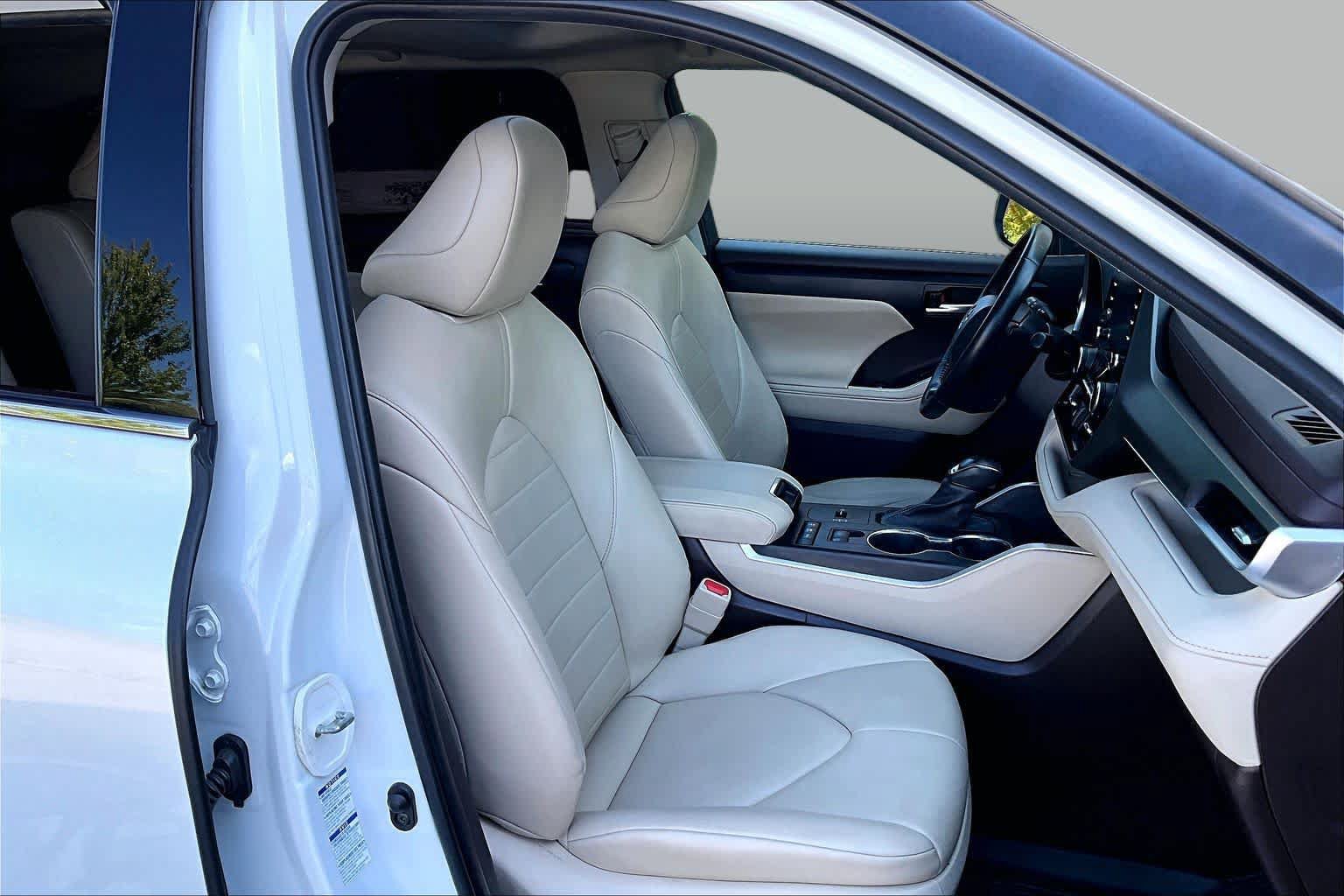 Used 2022 Toyota Highlander XLE AWD/4WD image 7