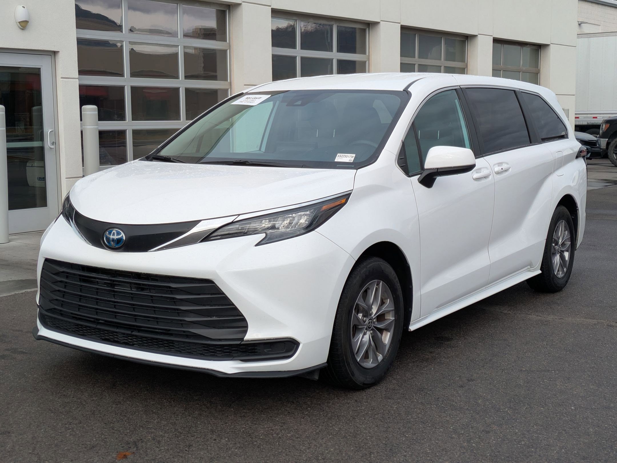 Used 2025 Toyota Sienna LE image 11